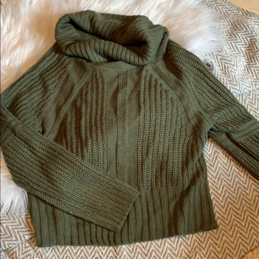 Cropped olive green sweater, turtle neck 🌵